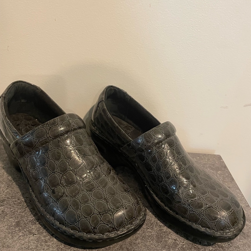 B.o.c. green Peggy croc embossed clogs size 8.5